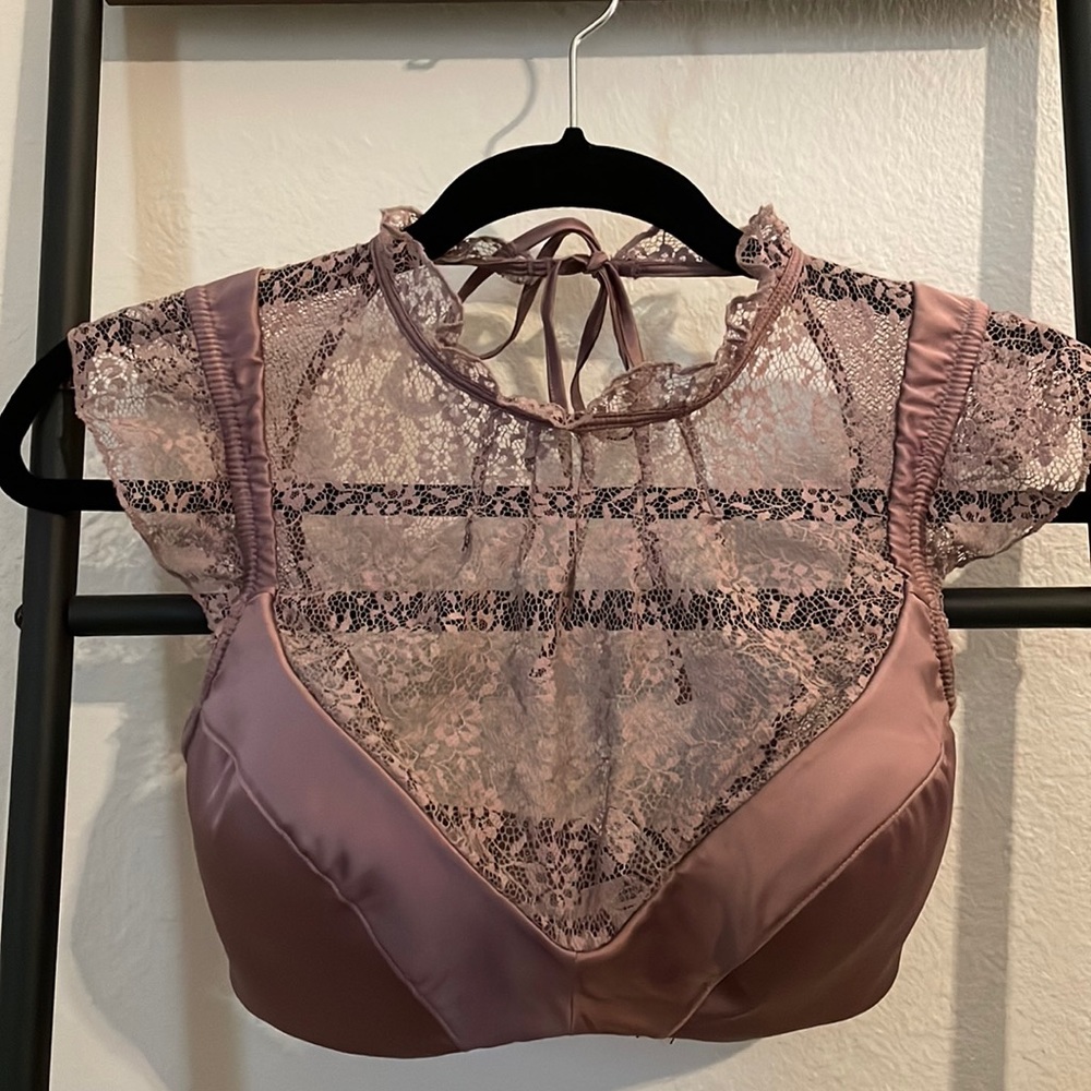 32DD NWOT Funky Victoria’s Secret bra-shirt perfect for layering 👀